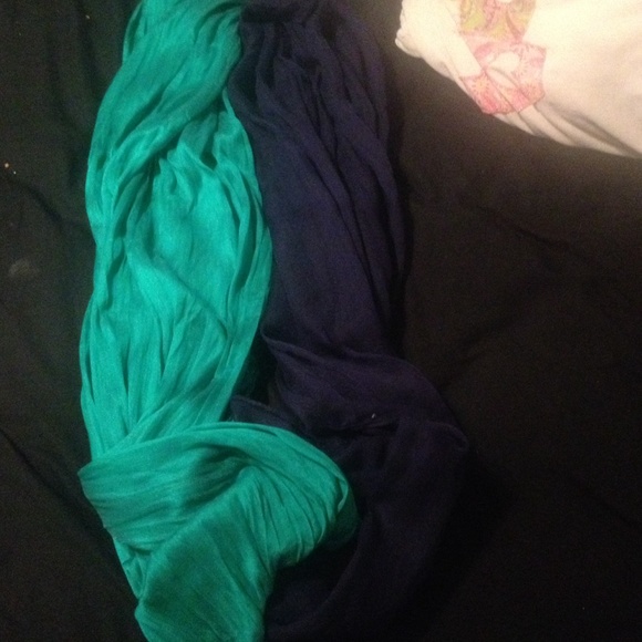 2 scarfs