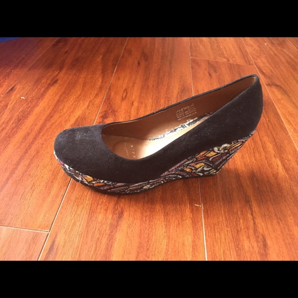 black wedges