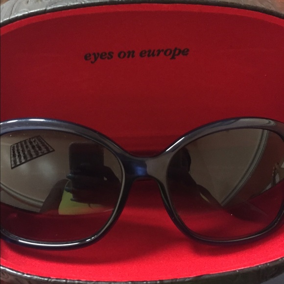 Fendi sunglasses 🚫Sold - Picture 2 of 4