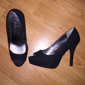 Black peep toe pumps