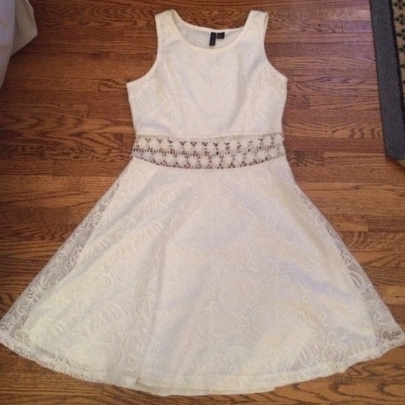 HOLDING White dress