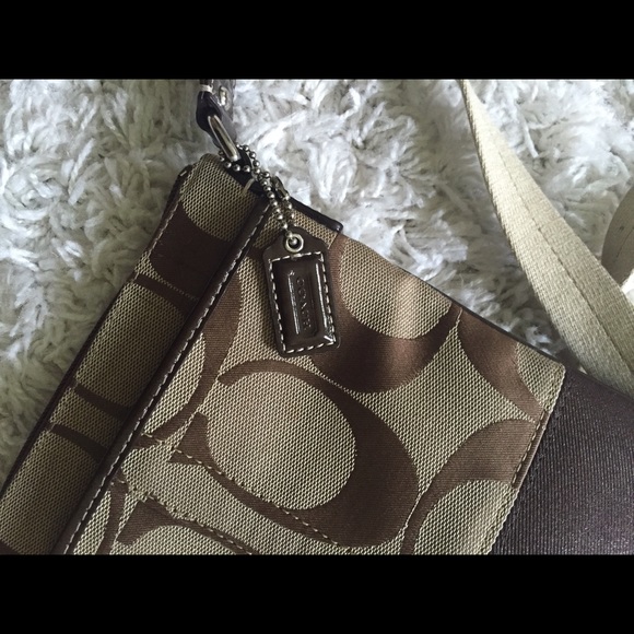πON SALE πCoach Signature Crossbody Bag - Picture 3 of 4