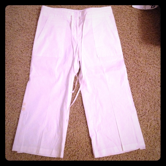 BCBG MAXAZRIA white linen Capri pants.