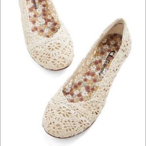 Chinese laundry cream lace flats