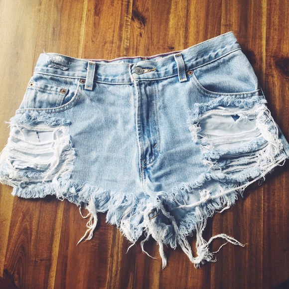 🚫 Sold - High waisted Levi's Cutoffs - Picture 2 of 4