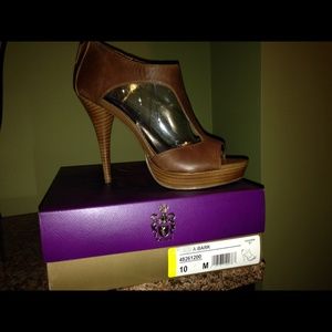 Cute!!!  Fergie Stilettos in Cognac