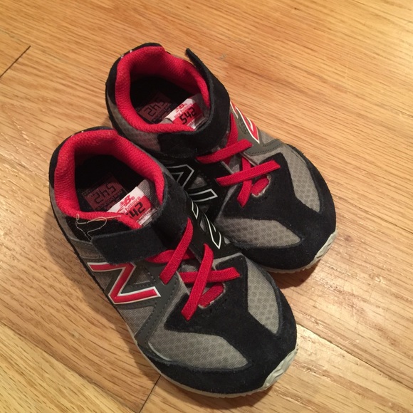 New Balance boys toddler sneaker size 8
