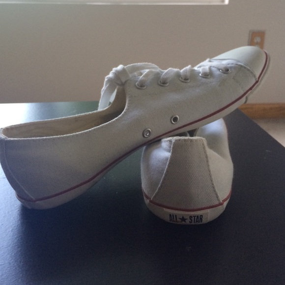 LIKE NEW White Converse All Star