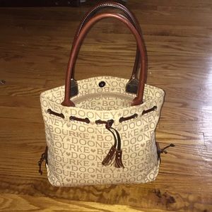 Medium size AUTHENTIC DOONEY & BOURKE tote