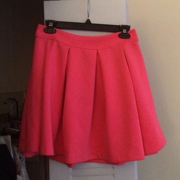 Cute hot pink skirt! 💕