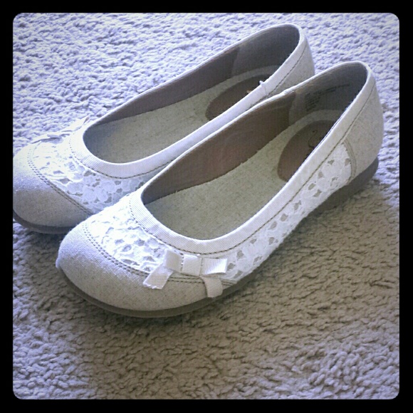 White/Tan Lace Flats