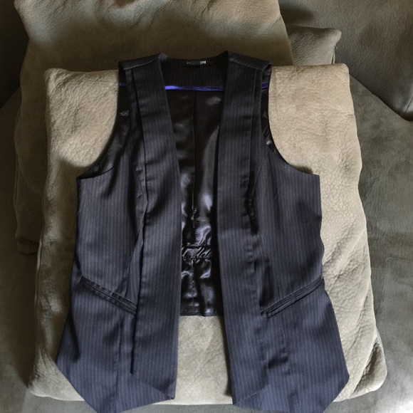 Forever21 black vest. (SOLD)