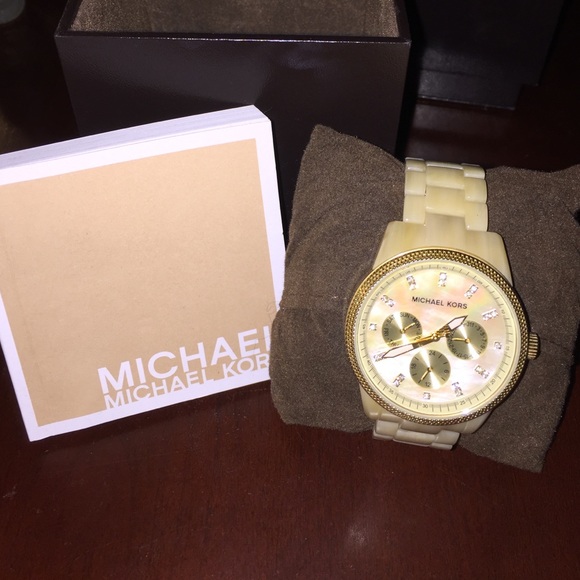 Super cute beige tortoise shell Michael Kors
