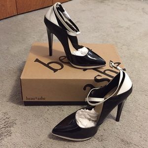 Brand New shoe dazzle heels with ankle straps
