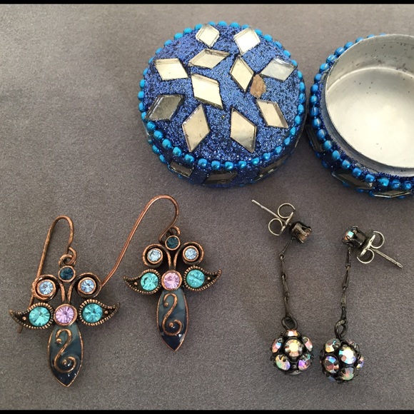 Earrings - Picture 1 of 3
