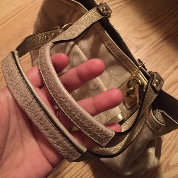 More pictures of coach bag - Picture 4 of 4