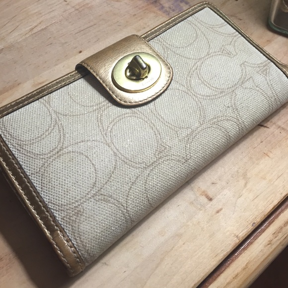 Bundled with matching purse - Picture 1 of 4