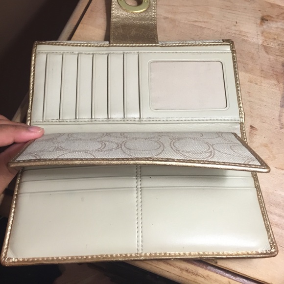 Bundled with matching purse - Picture 3 of 4