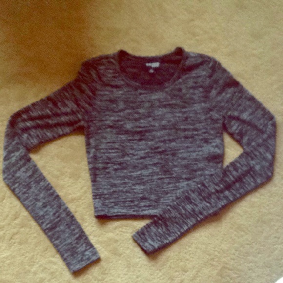 Grey Wilfred long-sleeve crop top.