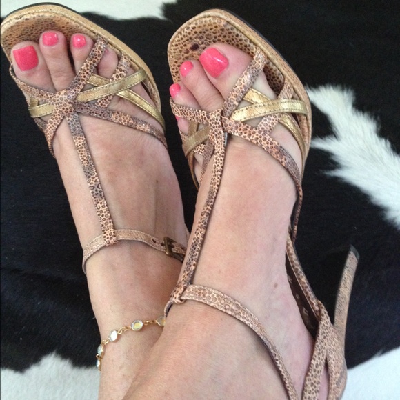 BCBGIRLS- Bronze/Brown Modified Platform 6.5 - Picture 4 of 4