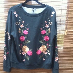 Kut from the Klouth grey embroidered top.🌸