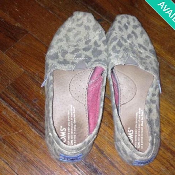 Leopard print toms