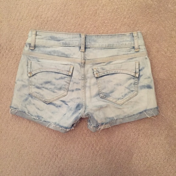 Delia's 'Taylor' Acid wash denim shorts - Picture 2 of 4