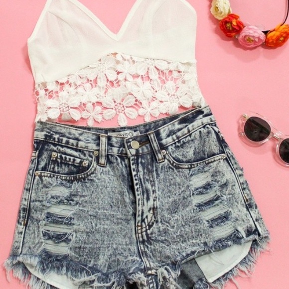 SHOWPO High waisted distressed Jean shorts - Picture 4 of 4