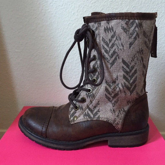 Roxy boots. Super comfortable and barely worn.