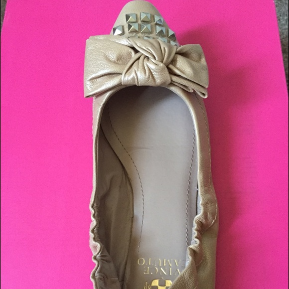Cute Vince Camuto leather flats in a size 6.