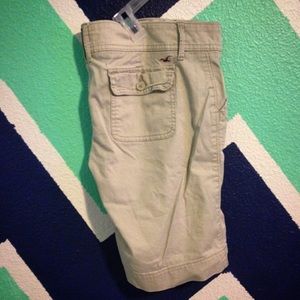 Khaki Hollister Bermuda shorts
