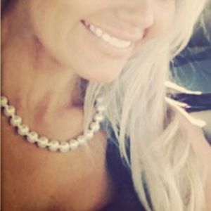 Cachè White Pearl Style necklace w magnetic clasp