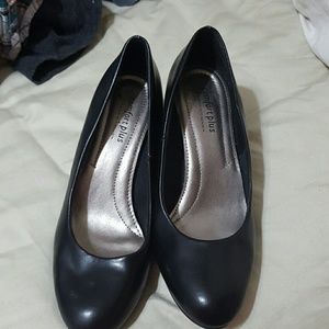 Black pumps