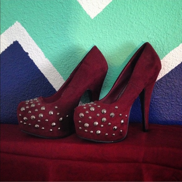 Wine studded pumps