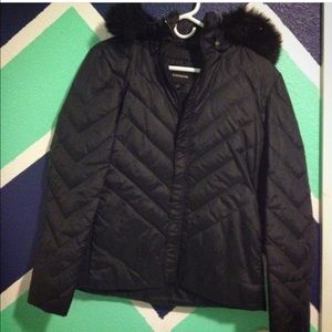 Black fitted puffy jacket