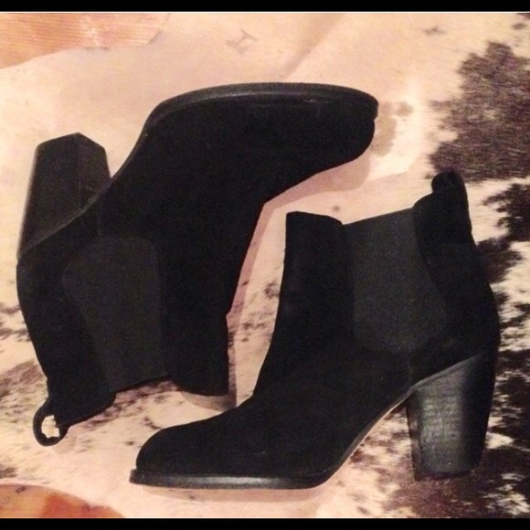 Steve Madden Lambii black booties