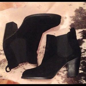 Steve Madden Lambii black booties