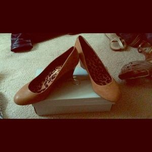 Jessica Simpson tan wedges