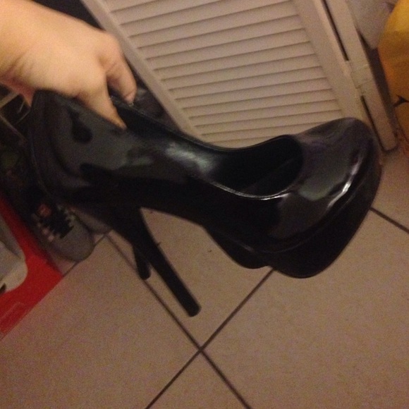 Heels/Pumps - Picture 2 of 2