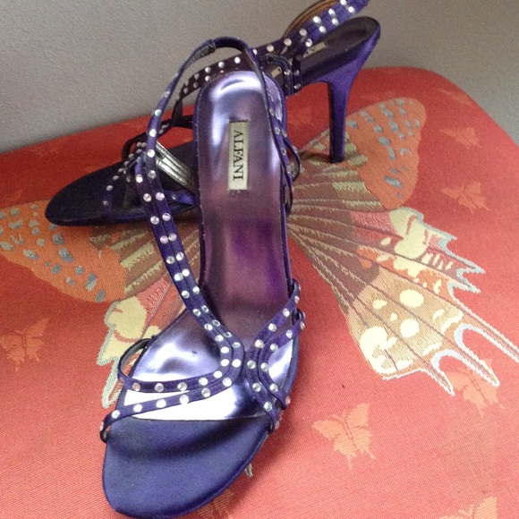 Satin n Rhinestone Purple Heels 🎉 Reduced✔ - Picture 2 of 3