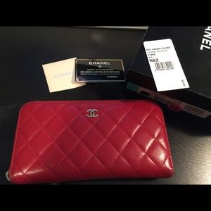 Good condition Chanel wallet in red lamb skin Good condition Chanel wallet in red lamb skin
