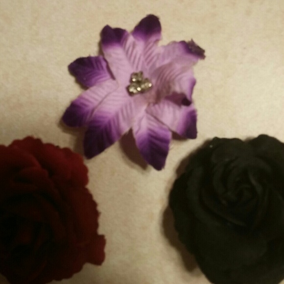 3 Flower hair clips - Picture 2 of 2