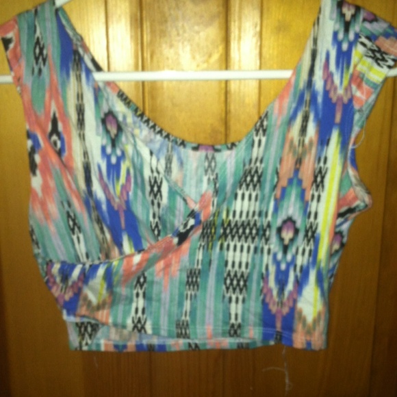 Crop top with colorful tribal print - Picture 2 of 3