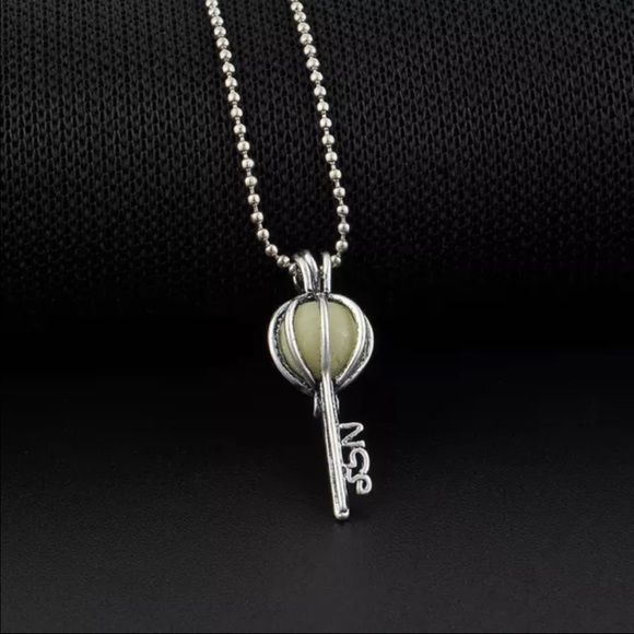 Glow in the dark key lock pendant - Picture 2 of 3
