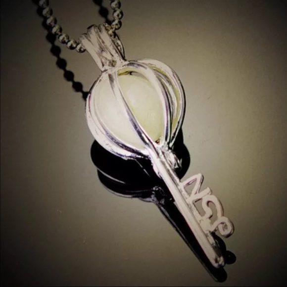 Glow in the dark key lock pendant - Picture 3 of 3