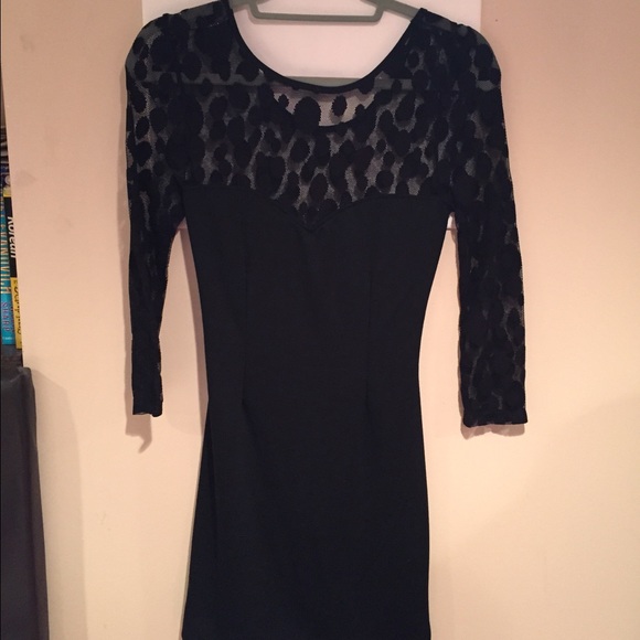 ¾ sleeve fitted black dress - Picture 3 of 4