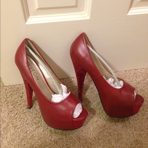 Red platforms - Picture 1 of 3