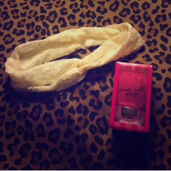 Headband & makeup brush