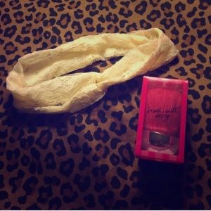 Headband & makeup brush