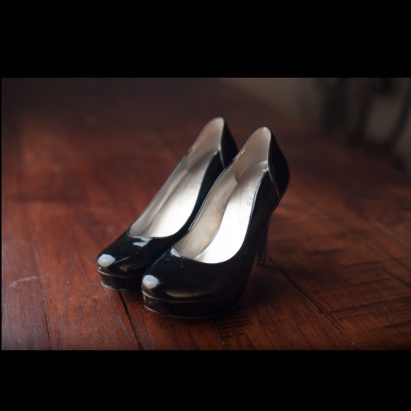 Guess black patent pumps